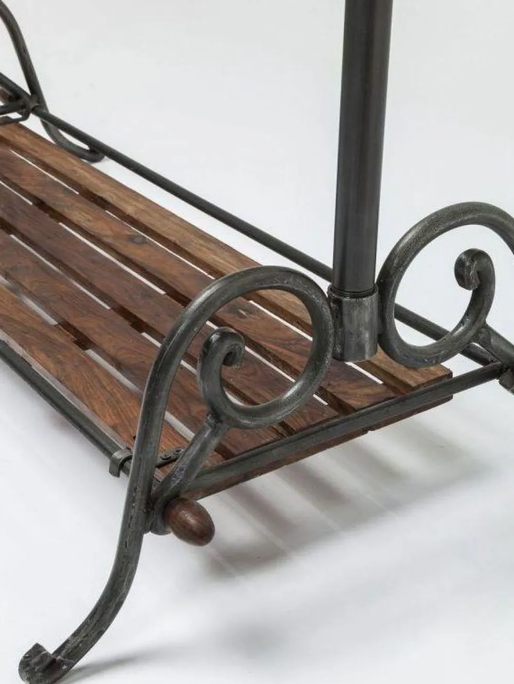 KARE Design Jalalliset Vaatenaulakot*Cosmopolitan Vaatenaulakko Henkareilla (13/osaa)