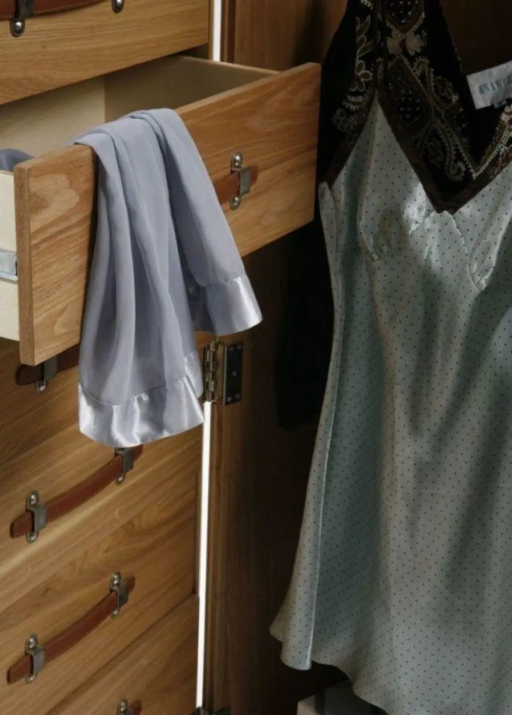 KARE Design Kaapit*Croco Cosmopolitan Matka-arkku Vaatekaappi, Valkoinen