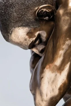 KARE Design Koriste-Esineet*Nude Man Hug Koriste-esine, Patsas, Pronssi 54cm