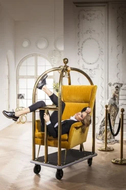 KARE Design Jalalliset Vaatenaulakot*VIP Baggage Trolley Vegas Matkalaukkuvaunu, Kulta